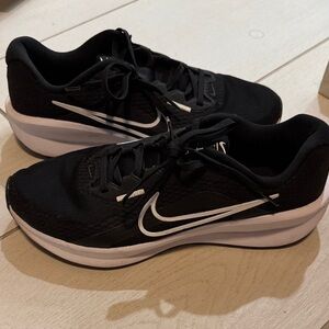 Nike men’s Black and White Sneakers downshifter 13 size 8